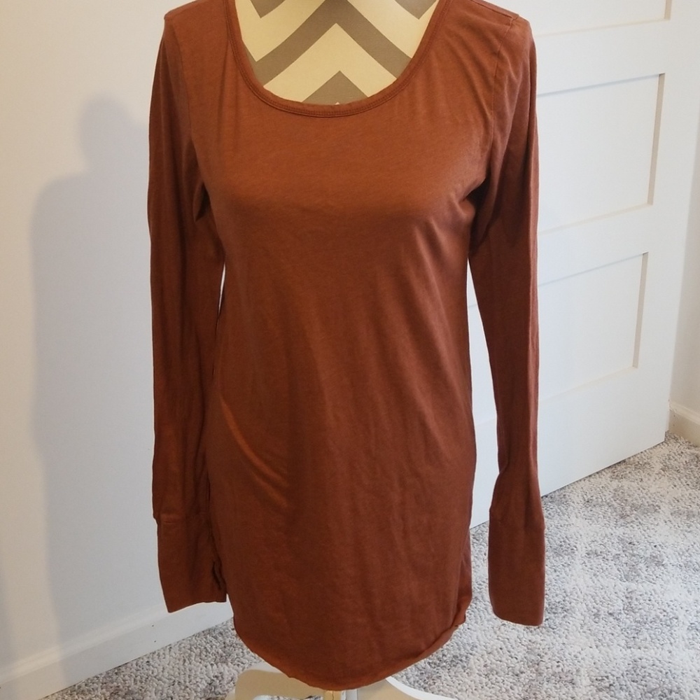 NWOT thumb hole long sleeved shirt